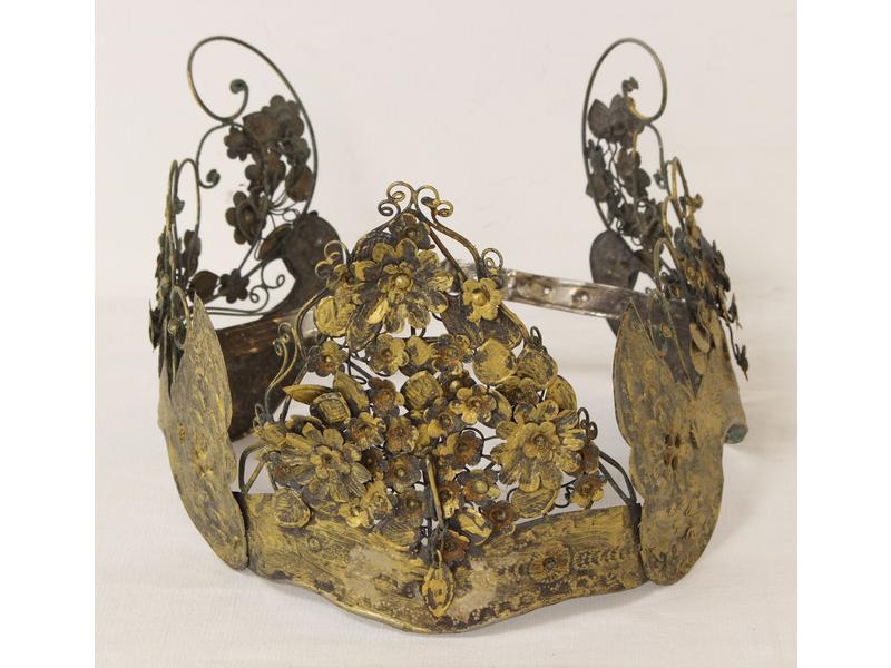 COURONNE DE MARIAGE en laiton doré. Palembang,...
