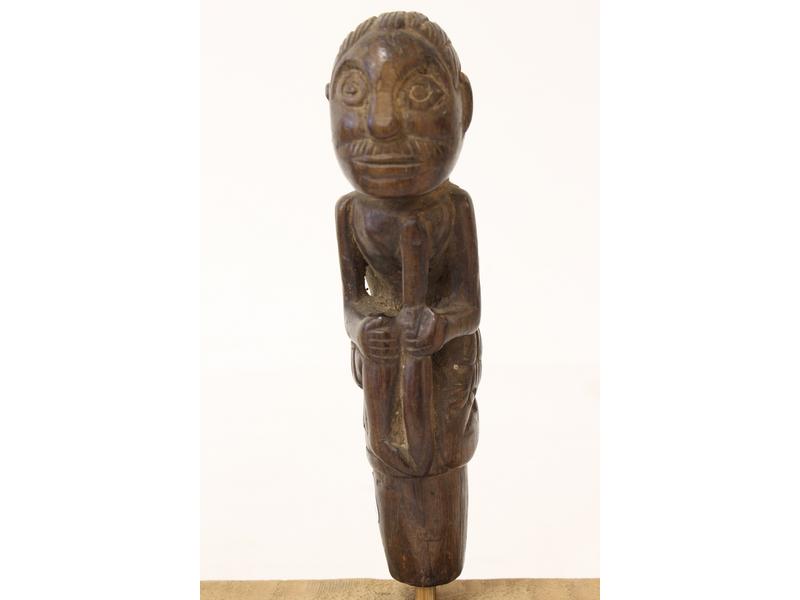MANCHE DE KRISS en bois sculpté représentant...