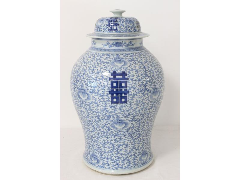 POTICHE de forme balustre en porcelaine émaillée...