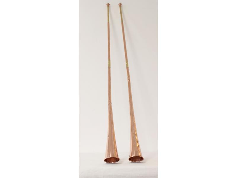 PAIRE DE TROMPES en cuivre. Long. 102 cm