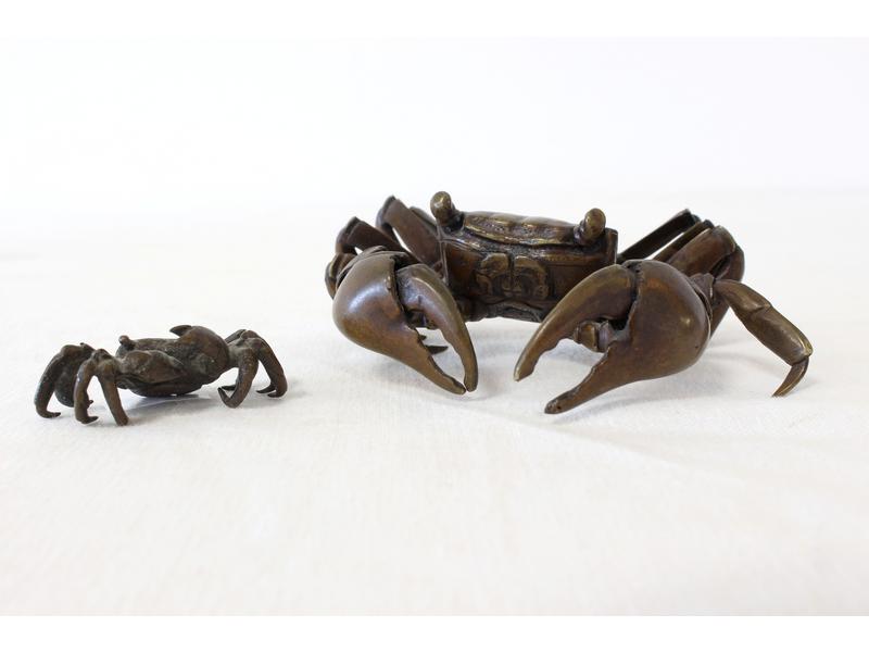 DEUX CRABES en bronze à patine médaille,...