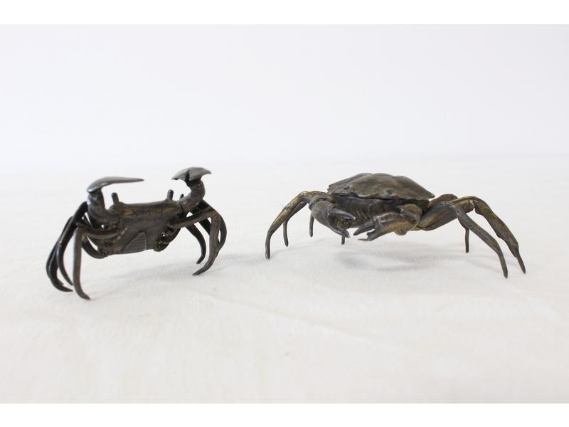 DEUX CRABES en argent, l'un formant boît...