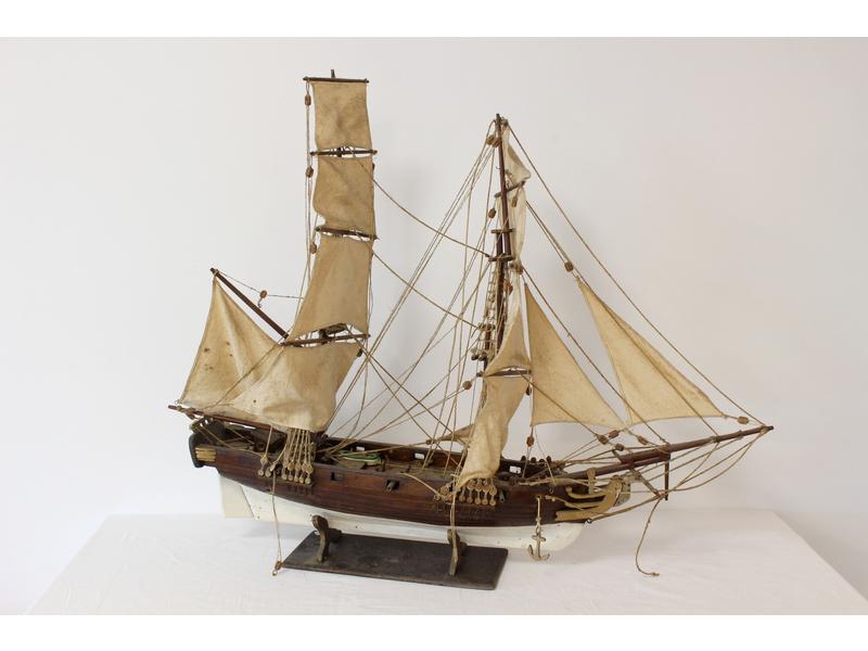 MAQUETTE DE VOILIER en bois à deux mâts et...