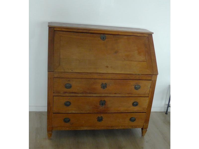 BUREAU SCRIBAN en merisier, ouvrant à un...