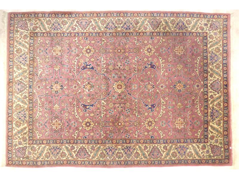 TAPIS laine à fond rose à décor de fleurs...