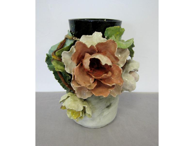VASE en barbotine noir et blanc à décor de...