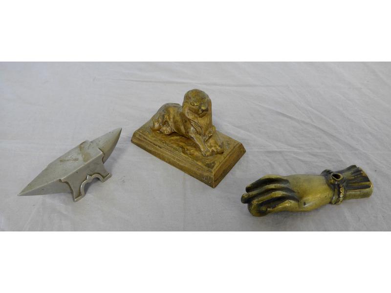 TROIS PRESSE-PAPIERS en bronze: une enclume,...