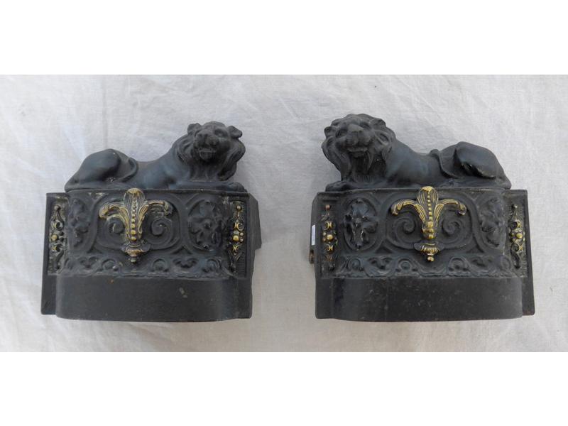 PAIRE DE CHENETS en bronze, figurant des...