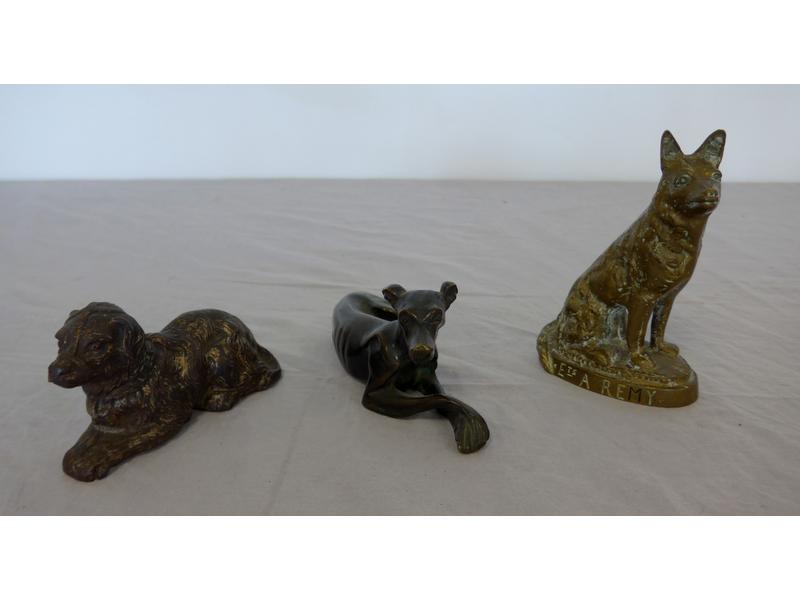 TROIS CHIENS: lévrier en bronze, loup publicitaire...