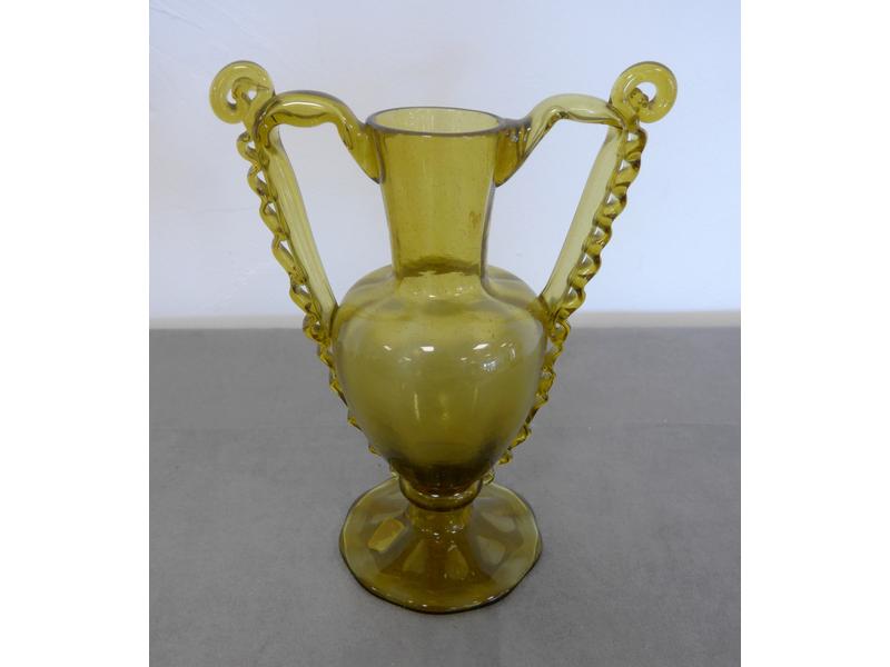 VASE en verre soufflé teinté vert à larges...