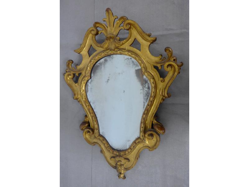 MIROIR de forme chantournée en bois doré...