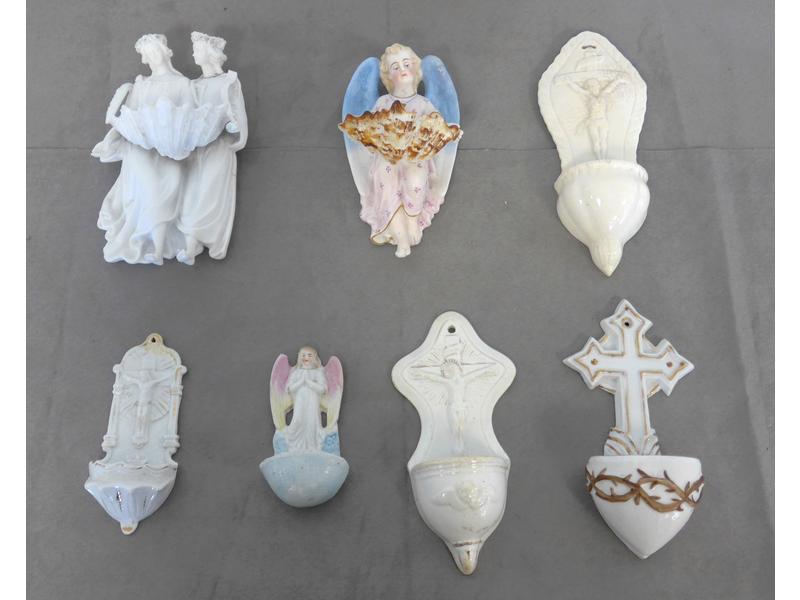 ENSEMBLE DE BENITIERS en porcelaine et b...