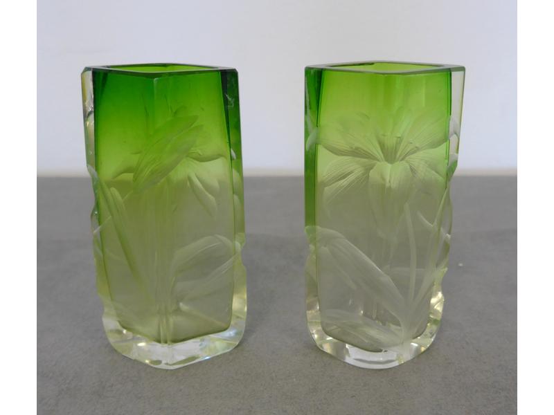 PAIRE DE PETITS VASES losangiques en verre...
