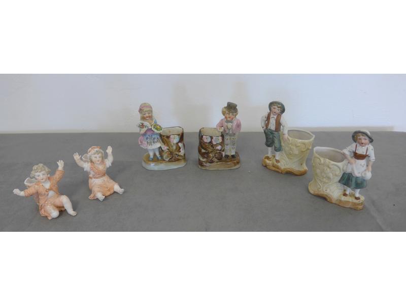 TROIS PAIRES DE PORTE-ALLUMETTES à décor...