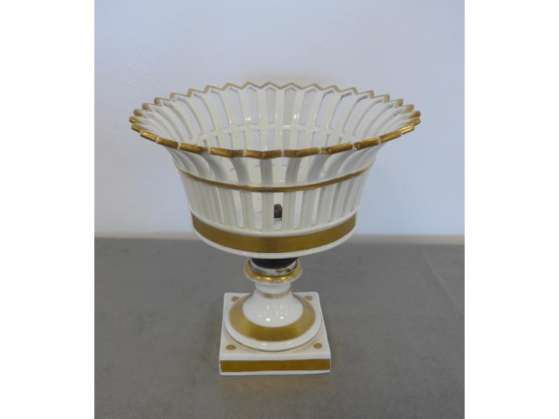 COUPE sur pièdouche en porcelaine blanche...