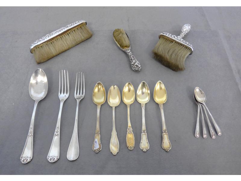 LOT EN ARGENT: TROIS BROSSES à décor de fleurettes,...