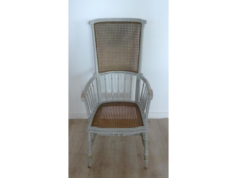 FAUTEUIL DE REPOS laqué gris, à haut dossier...