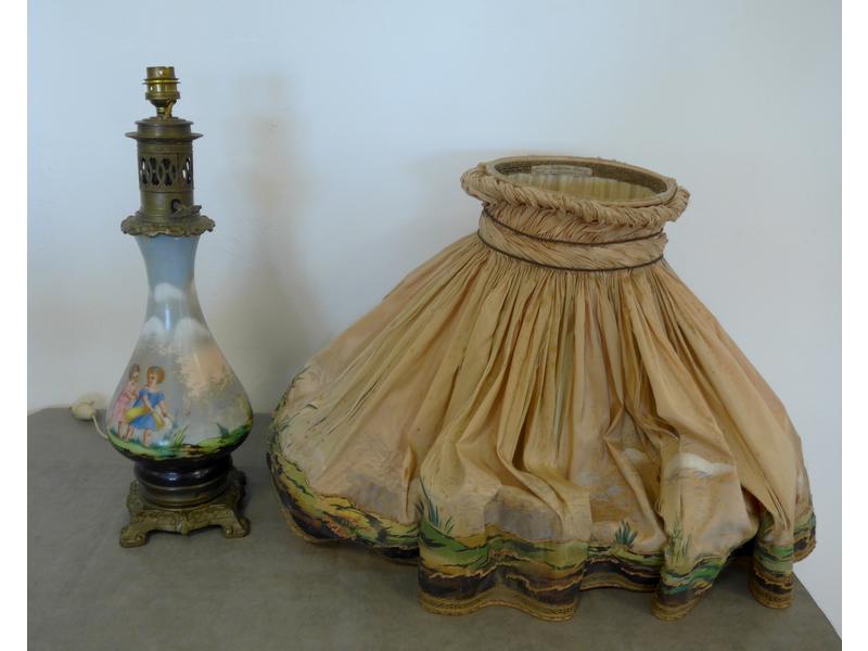 LAMPE A PETROLE en porcelaine de forme balustre...