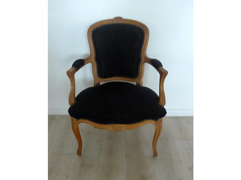 FAUTEUIL à dossier violonné cabriolé en hêtre...