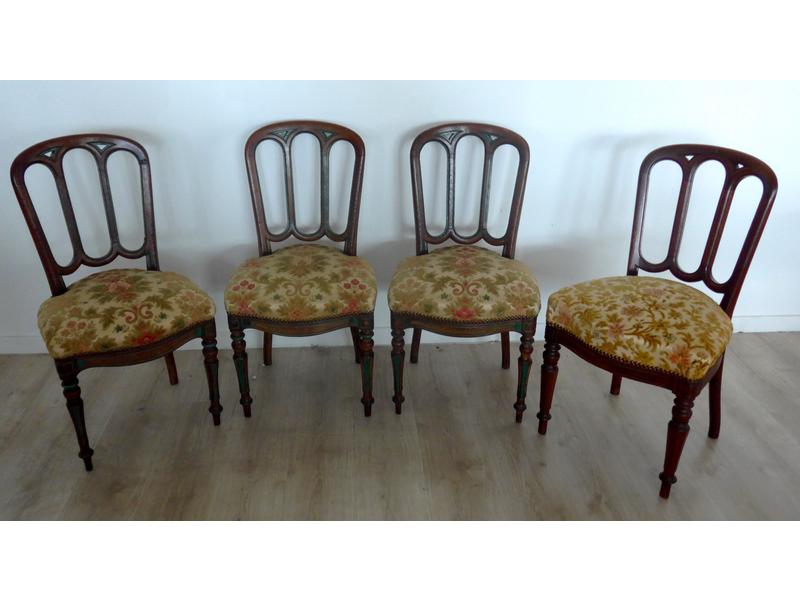 QUATRE CHAISES en chêne mouluré ciré rechampi...