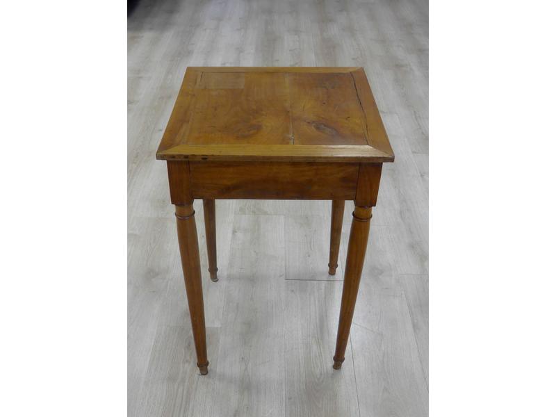 TABLE carrée en noyer, reposant sur quatre...