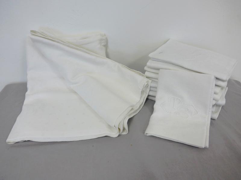 DOUZE SERVIETTES ET UNE NAPPE en lin blanc...