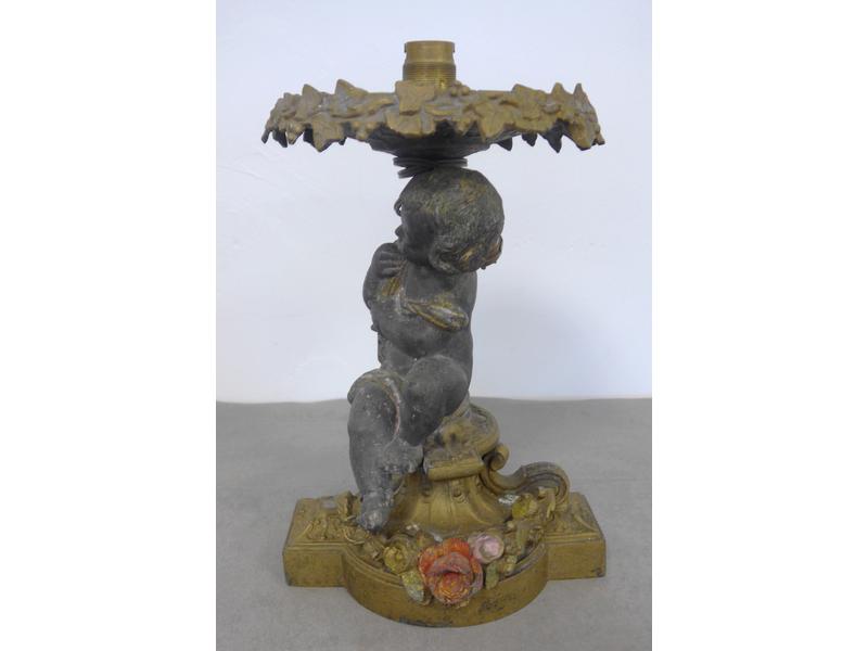 PIED DE LAMPE en régule à décor d'un putto...