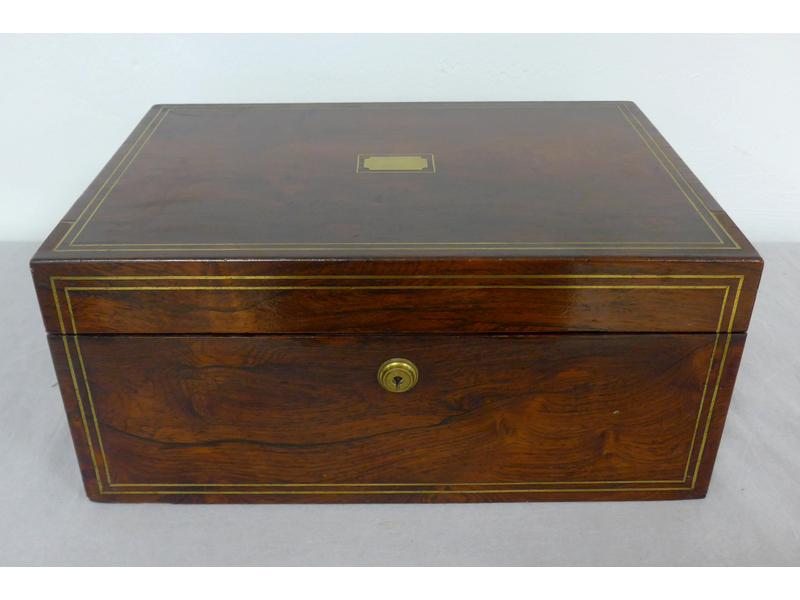 GRAND COFFRET rectangulaire en palisandre...