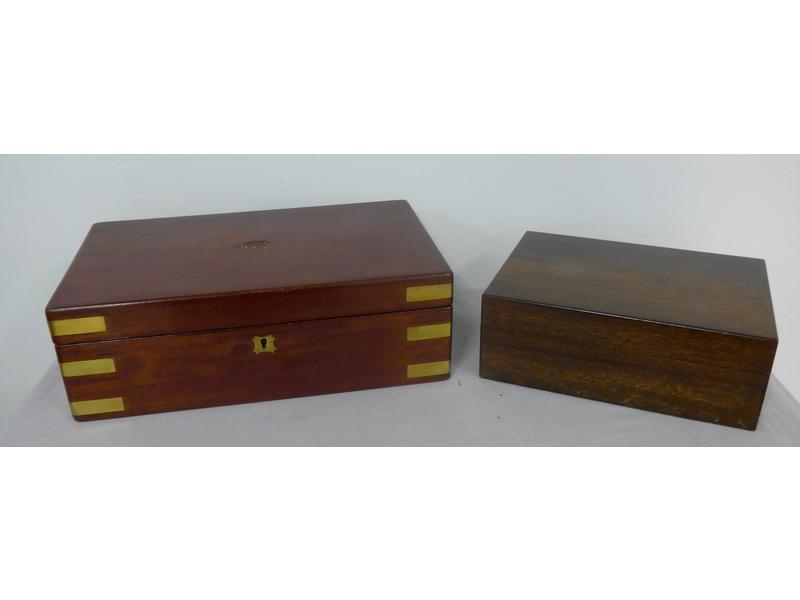 ECRITOIRE rectangulaire en acajou et placage...