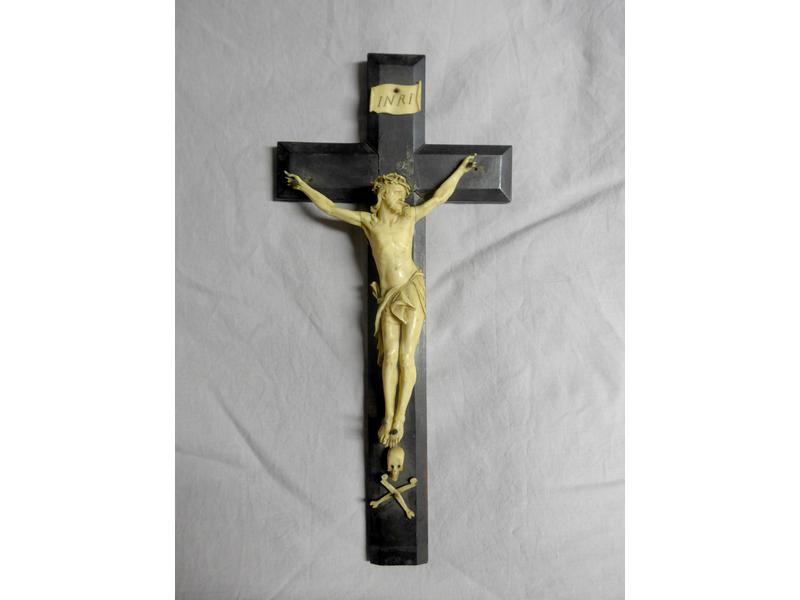 CRUCIFIX en ivoire sculpté sur une croix...