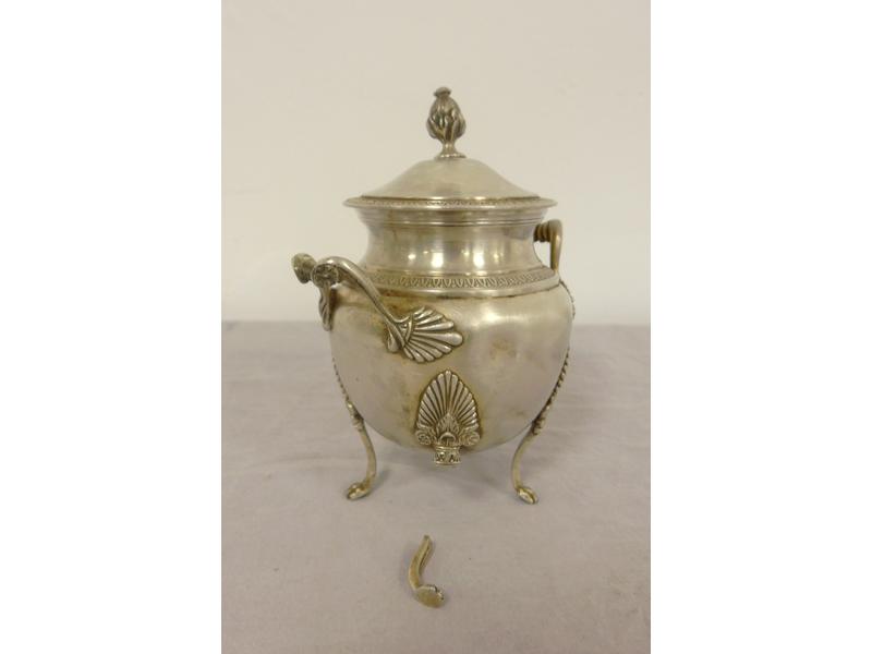PETIT SUCRIER couvert en argent à décor de...