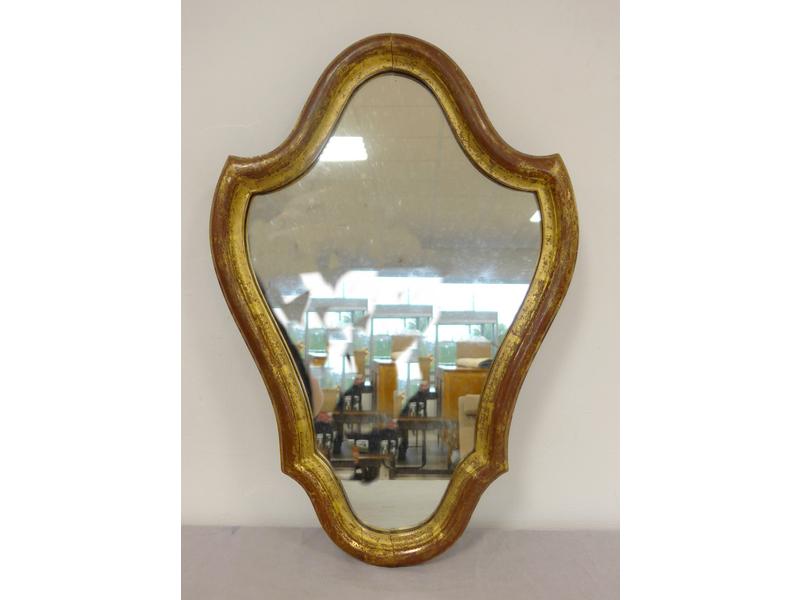 MIROIR dans un cadre en bois doré de forme...