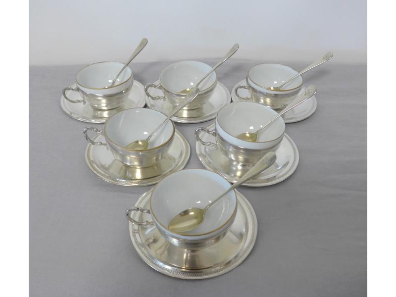 SUITE DE SIX TASSES à thé en porcelaine blanche,...
