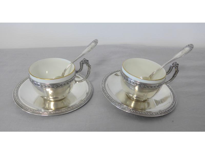 PAIRE DE TASSES en argent vermeillé et leur...