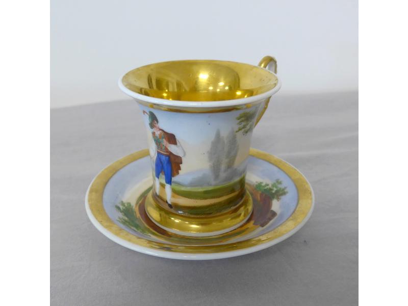 TASSE ET SOUS TASSE en porcelaine blanche...