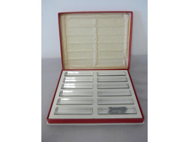 BACCARAT : douze porte couteaux en cristal...