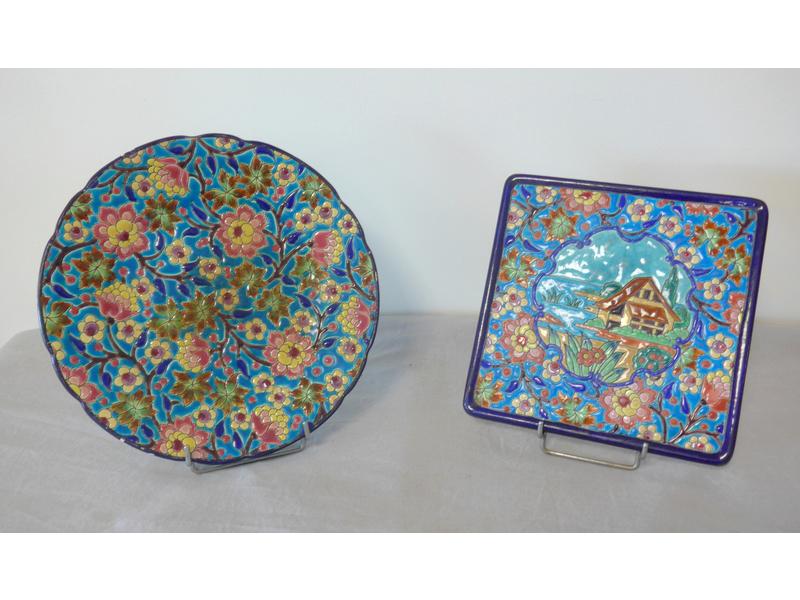 LONGWY, DESSOUS DE PLAT et ASSIETTE en faïence...