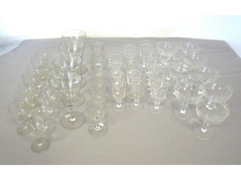 ENSEMBLE DE VERRES EN CRISTAL sur pieds comprenant...