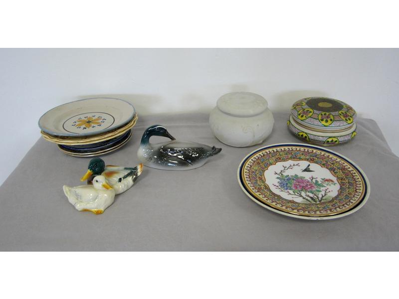 LOT DE CERAMIQUE comprenant: assiette en...