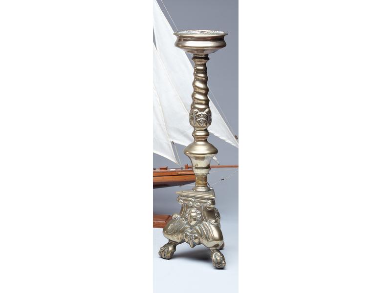 PIQUE-CIERGE en bronze, fût tourné et balustre,...
