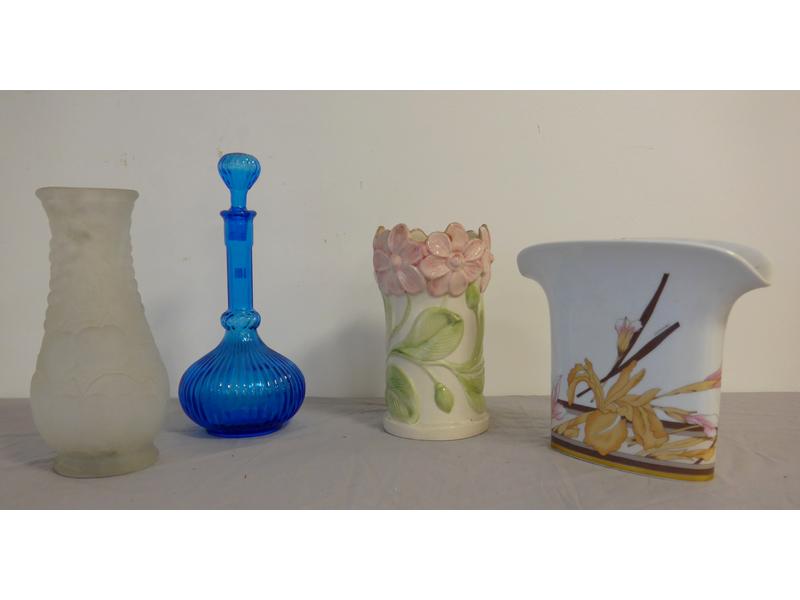 LOT DE QUATRE VASES de tailles différentes...