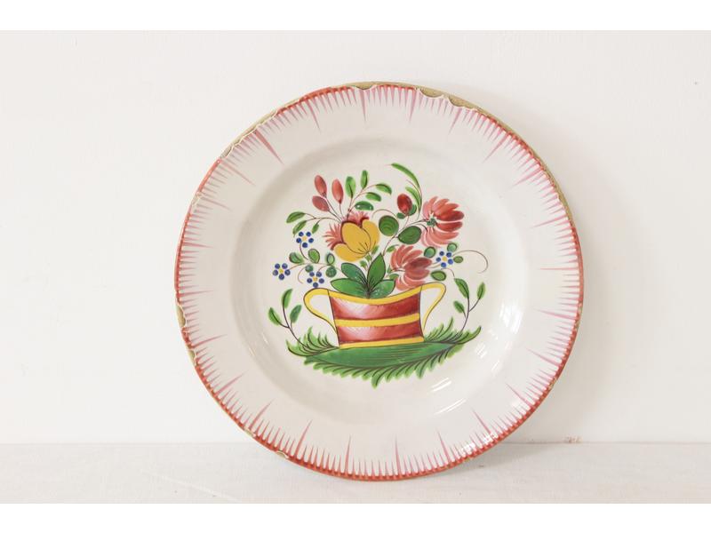 ASSIETTE ronde en faïence de l'Est à décor...