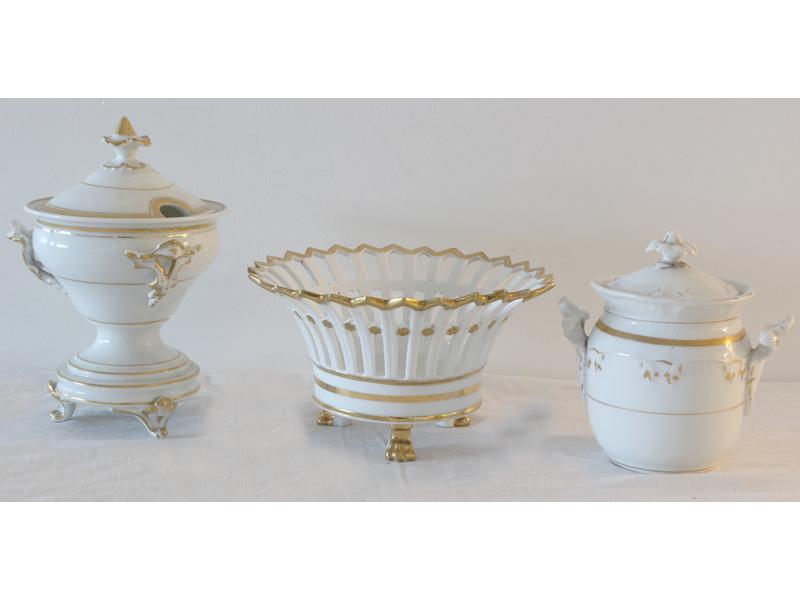 COUPE de forme corbeille en porcelaine ajourée...