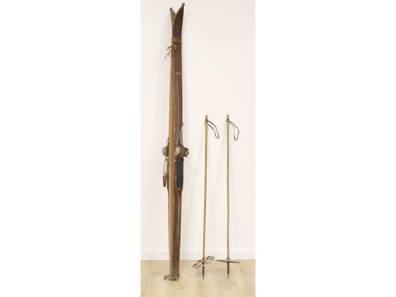 PAIRE DE SKI en bois et bâtons en bambou,...