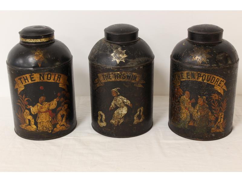 TROIS GRANDES BOÎTES À THÉ cylindriques,...