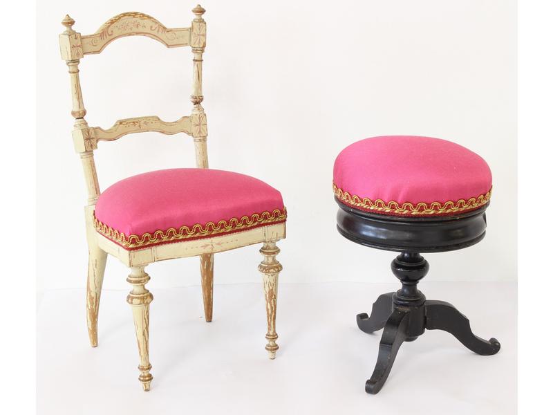 CHAISE DE POUPÉE laquée blanche et TABOURET...