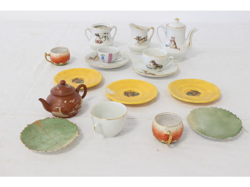 DINETTE DE POUPEE en porcelaine dépareillée...