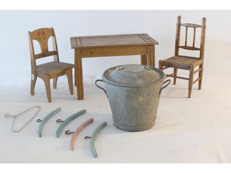 MOBILIER DE POUPEE comprenant une table et...