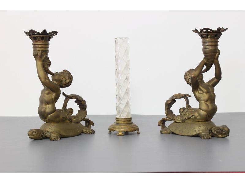 PAIRE DE BOUGEOIRS À MAIN en bronze figurant...