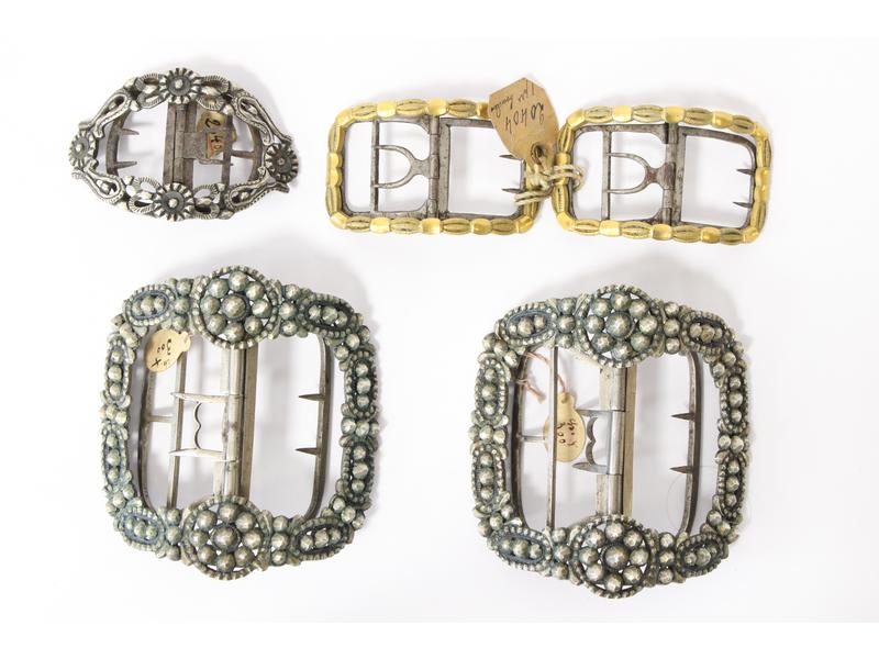 CINQ BOUCLES DE CEINTURE dont deux paires...